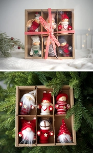 Détail d'un lot de 6 gnomes de Noël en feutre dans leur boîte cadeau et sur un sapin