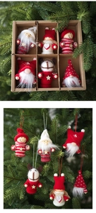 Vue détaillée de 6 ornements de Noël tricotés avec Père Noël et renne sur le sapin