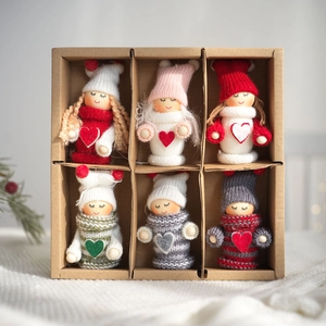 Lot de 6 ornements nains de Noël en tricot avec têtes en bois dans une boîte cadeau