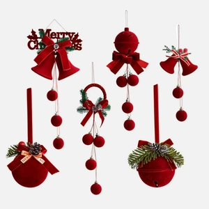 Détail des cloches de Noël floquées rouges avec des pommes de pin et signe Merry Christmas