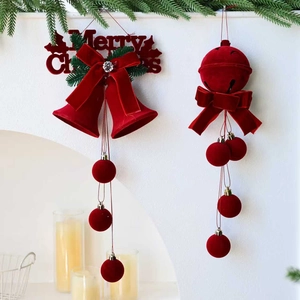 Cloches de Noël floquées rouges avec nœuds festifs et décor de sapin de Noël