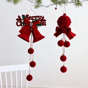 Cloches de Noël floquées rouges avec plaque Merry Christmas et décor de nœuds