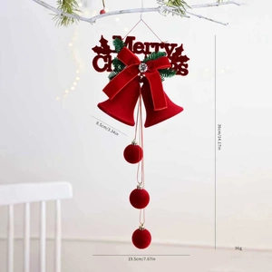 Cloches de Noël rouges suspendues avec panneau Merry Christmas et aiguilles de pin