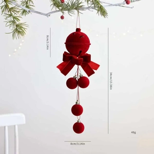 Détail de cloche de Noël en velours rouge avec nœud et dimensions sur branche de sapin
