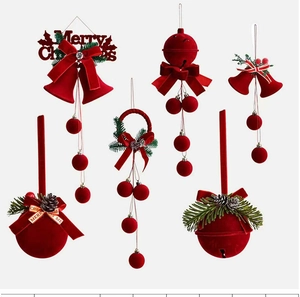Détail d'ornements de Noël floqués rouges avec cloches, pommes de pin et nœuds