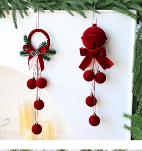 Détail de cloches de Noël floquées rouges avec nœuds et aiguilles de pin décoratifs