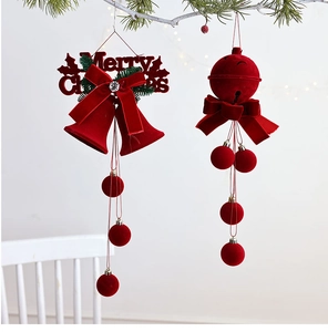 Détail de cloches de Noël floquées rouges avec noeud et plaque Merry Christmas
