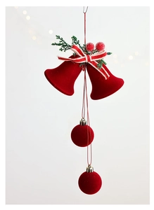 Détail de cloches de Noël en velours rouge avec nœud rayé et aiguilles de pin décoratives