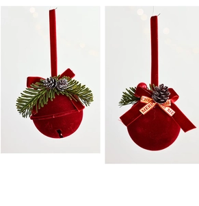 Détail de cloches de Noël floquées rouges avec pommes de pin et ruban de fête