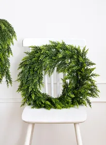 Dettaglio di una lussureggiante ghirlanda di pino artificiale in PE per decorazioni natalizie
