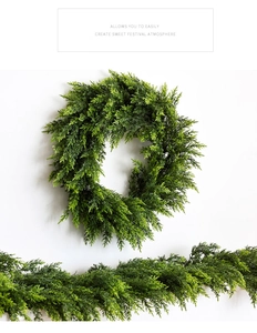 Dettaglio ghirlanda di cedro artificiale verde e festone coordinato per Natale