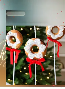 Décoration de donut de Noël avec étoiles et nœud rouge sur un sapin festif