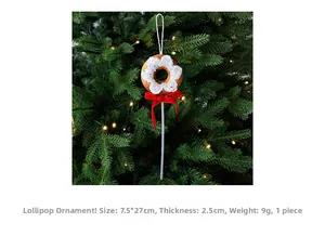 Gros plan de sucette donut de Noël avec nœud rouge sur un sapin illuminé chaleureux