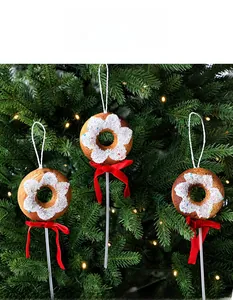 Gros plan de trois décorations de Noël en forme de donuts avec nœuds en velours
