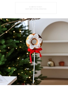 Détail d'ornement de Noël en forme de donut avec glaçage et nœud en velours rouge