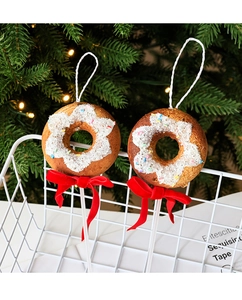 Détail d'ornements de Noël en forme de donut avec glaçage et nœuds en velours rouge