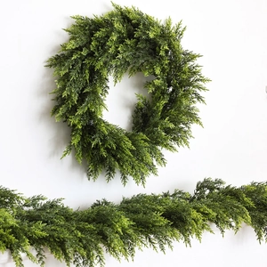 Ghirlanda natalizia in PE e festone di cedro coordinato per decorazioni festose sulla porta