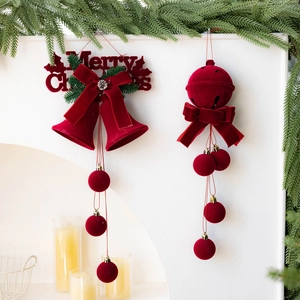 Cloches de Noël rouges floquées avec signe Merry Christmas et aiguilles de pin vert