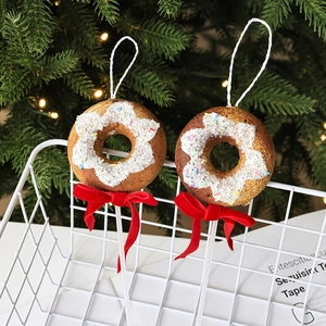 Lot de deux ornements de Noël en forme de donut avec glaçage blanc et nœuds en velours rouge