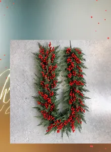 Nahaufnahme einer 2m Weihnachtsgirlande mit grünen Kiefernnadeln und roten Beeren