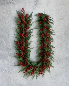 Nahaufnahme der 2m Weihnachtsgirlande mit grünen Tannennadeln und roten Beeren