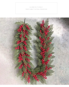 Nahaufnahme einer 2m Weihnachtsgirlande mit grünen Kiefernnadeln und roten Beeren auf Stein
