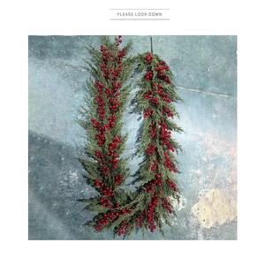 Detail einer 2m Weihnachtsgirlande mit dichten roten Beeren und lebensechten grünen Tannennadeln