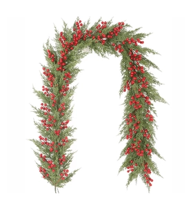 Detail der 2 m langen künstlichen Weihnachtsgirlande mit grünen Tannennadeln und Beeren