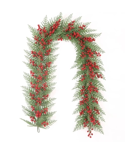 Detail von 2M künstlicher Weihnachtsgirlande mit grünen Kiefernnadeln und roten Beeren