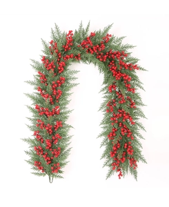 Detail einer 2m Weihnachtsgirlande mit roten Beeren und dichten grünen PE-Nadeln