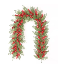 Detailaufnahme der künstlichen Weihnachtsgirlande mit roten Beeren und grünen PE-Kiefernadeln