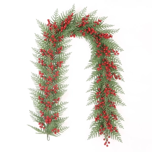 2M Weihnachtsguirlande mit grünen PE-Nadeln und roten Beeren auf weißem Hintergrund