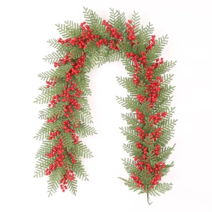 2M Weihnachtsgirlande mit roten Beeren und PE-Nadeln für Kamin- und Treppendekoration