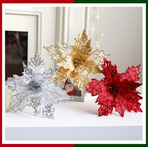 Detail van glinsterende kerstbloemen in goud, zilver en rood voor kerstboomdecoratie