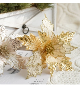 Detailopname van gouden kerstster bloem met lovertjes voor kerstboom en krans decoratie