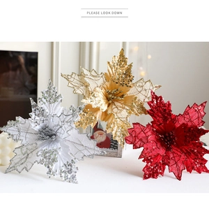Detail van glitter kerststerren in goud, zilver en rood voor kerstboomversiering