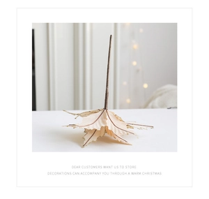 Detail van crème kerstbloem van fluweel met gouden glitters voor kerstboomdecoratie