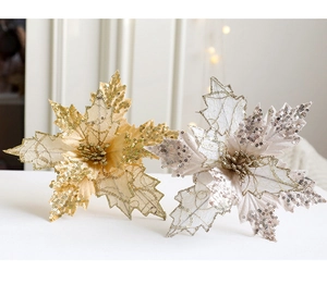 Detail van glitter kerstster bloemen in de kleuren champagnegoud en zilver decoratie