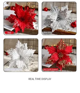 Detailopname van de kerststerren met lovertjes in vier verschillende feestkleuren
