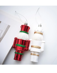 Detail von Nussknacker-Soldaten-Weihnachtsbaumschmuck in Rot und Weiß mit Glitzerelementen