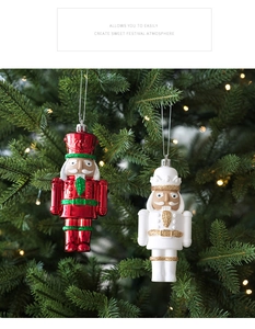 Detail von roten und weißen Nussknacker-Anhängern, die an einem Weihnachtsbaum hängen