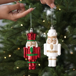 Nussknacker-Weihnachtsanhänger in Metallic-Rot und Mattweiß mit festlichem Glitzerdekor