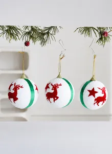 Primer plano de bolas de Navidad blancas de 8cm con renos rojos y estrellas
