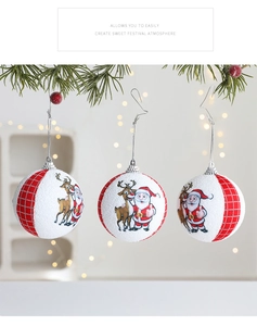 Detalle de bolas de Navidad blancas de 8cm con motivos de Papá Noel en las ramas