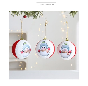 Primer plano de bolas de Navidad de 8cm con diseño de muñeco de nieve y flocado rojo