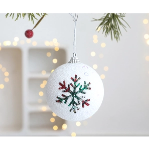 Primer plano de bola de Navidad blanca esmerilada con copo de nieve a cuadros rojos