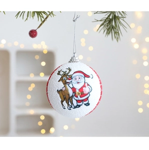 Vista de detalle de bola navideña blanca de 8cm con estampados de Papá Noel y renos