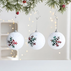 Set de tres bolas de Navidad blancas de 8cm con copos de nieve de lentejuelas rojas