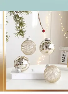 Dettaglio di palline di Natale argento e oro con perle su uno sfondo caldo e festoso