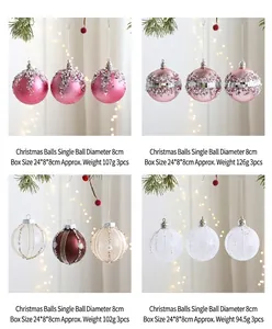 Dettaglio delle palline di Natale da 8cm con motivi festivi glitterati rosa e bianchi